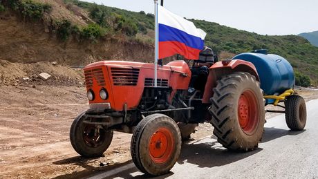 Traktor, Ruska zastava