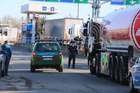 Kamioni i cisterne idu u Ukrajinu, Mađarsko Ukrajinska granica, granični prelaz Zahonj