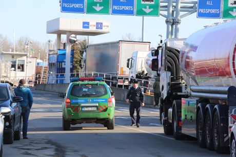 Kamioni i cisterne idu u Ukrajinu, Mađarsko Ukrajinska granica, granični prelaz Zahonj