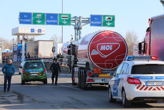 Kamioni i cisterne idu u Ukrajinu, Mađarsko Ukrajinska granica, granični prelaz Zahonj