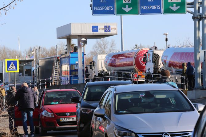 Kamioni i cisterne idu u Ukrajinu, Mađarsko Ukrajinska granica, granični prelaz Zahonj