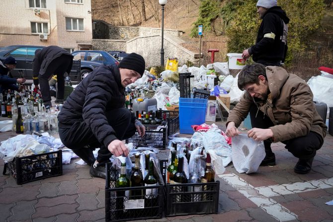 Ukrajina rat u Ukrajini Rusija prave Molotovljev koktel