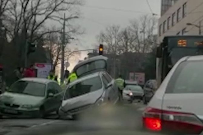 Automobil rupa na asfaltu, Tašmajdan