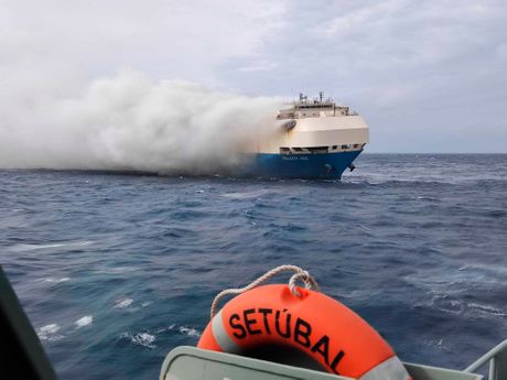 Panama teretni brod car transport ship zapalio se potonuo Felicity Ace