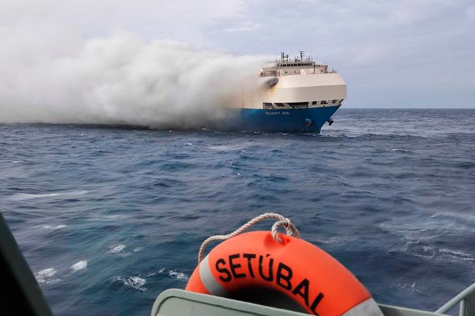 Panama teretni brod car transport ship zapalio se potonuo Felicity Ace Panama teretni brod car transport ship zapalio se potonuo Felicity Ace