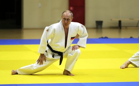 Vladimir Putin trenira džudo