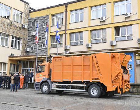 Vesic kamion za smeće Mladenovac