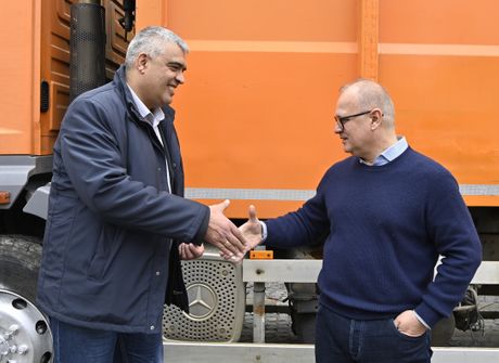 Vesic kamion za smeće Mladenovac