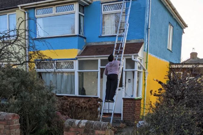 Kuća u bojama ukrajinske zastave Ukrajina boja zastava