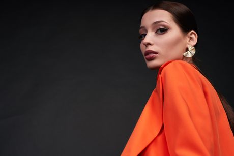 žena, moda, sako, narandžasta boja, minđuše žena, moda, sako, narandžasta boja, minđuše
