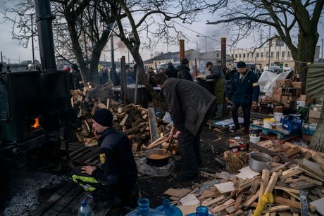 Lavov, rat u Ukrajini, izbeglice u redu za hranu