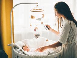 Majka fotografiše bebu, beba, mobilni telefon