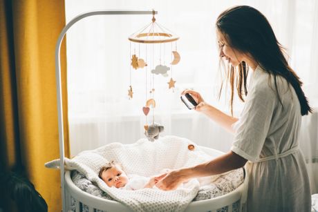 Majka fotografiše bebu, beba, mobilni telefon