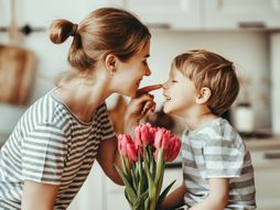 8 mart dan žena majka i dete dečak