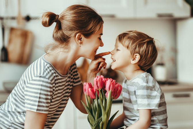 8 mart dan žena majka i dete dečak 8 mart dan žena majka i dete dečak