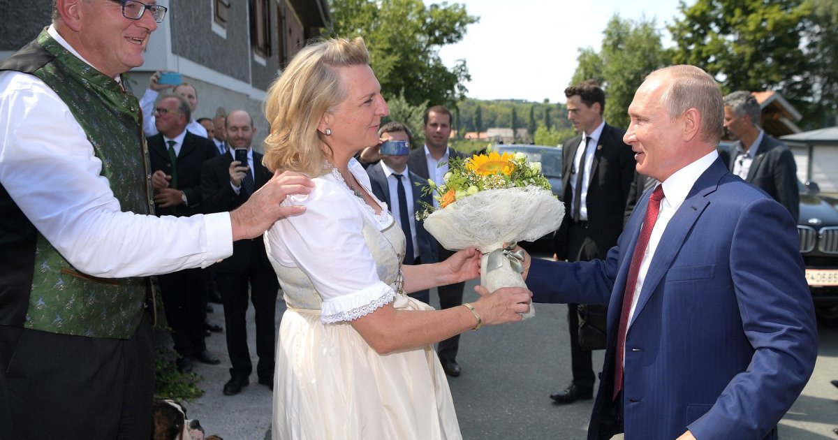Bivša austrijska ministarka pobegla kod Putina: Ovako se zabavlja nakon napada na Peterburg, a tek jelovnik...