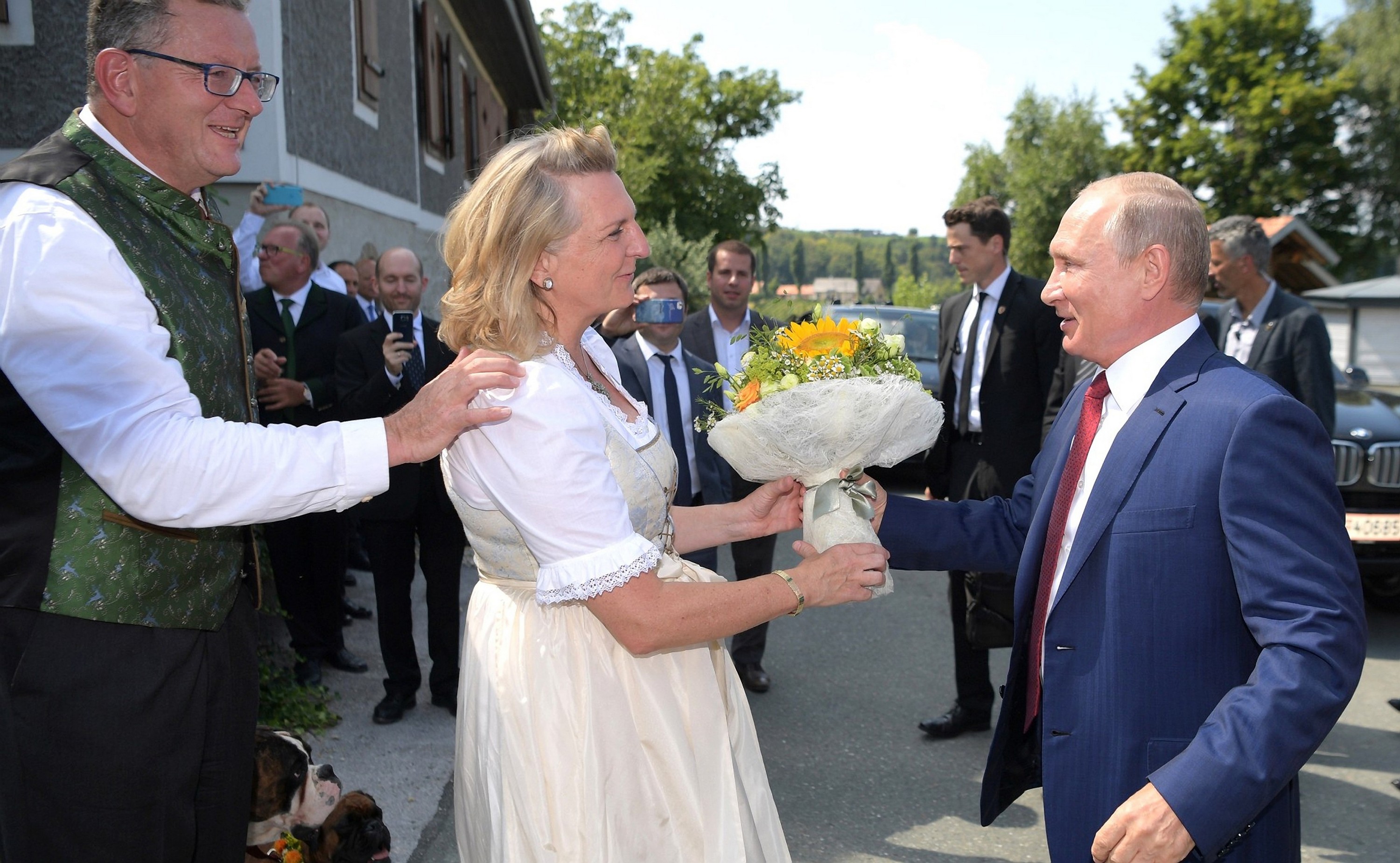 Bivša austrijska ministarka pobegla kod Putina: Ovako se zabavlja nakon napada na Peterburg, a tek jelovnik...