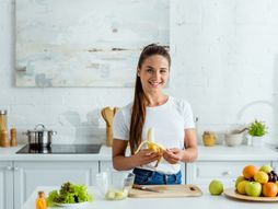 Žena, banana, kuhinja