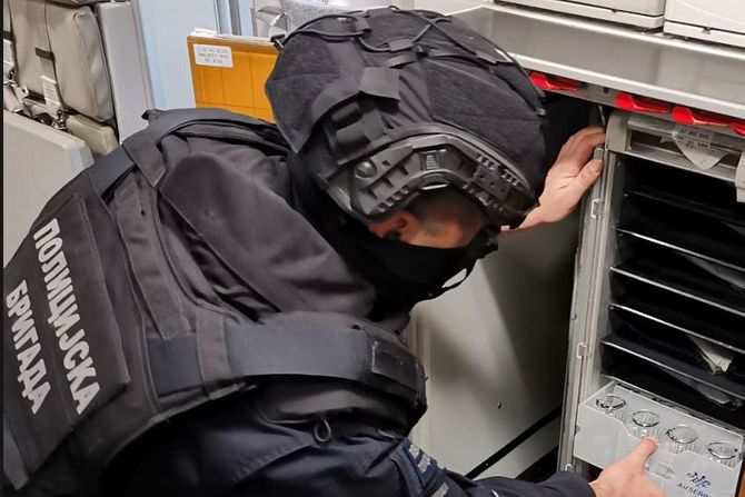 Lažna dojava bomba na letu za Moskvu , Beograd aerodrom Nikola Tesla , Air Serbia Er Srbija Lažna dojava bomba na letu za Moskvu , Beograd aerodrom Nikola Tesla , Air Serbia Er Srbija