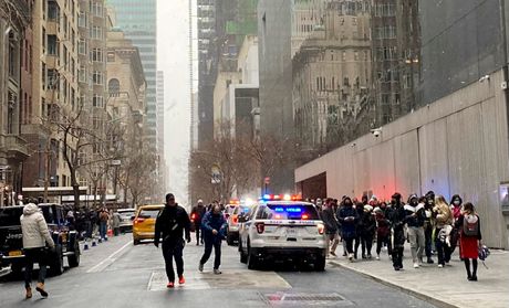 Njujork, Evakuisan Muzej moderne umetnosti, izbodene dve žene