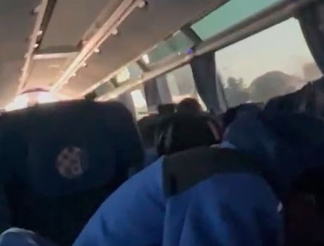 Navijači Hajduka iskoristili odsustvo policije i zasuli kamenicama autobus Dinama
