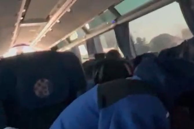 Navijači Hajduka iskoristili odsustvo policije i zasuli kamenicama autobus Dinama