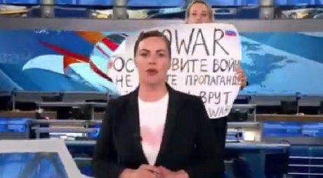 Protest na televiziji protiv rata u Ukrajini