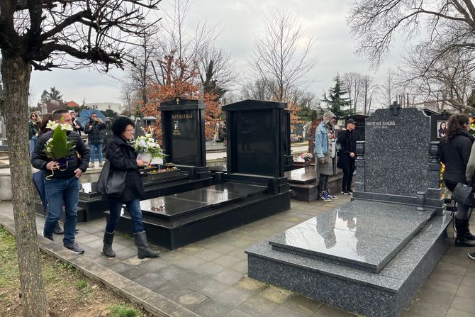 Grob Ksenije Pajčin, godišnjica majka Ljubica na pomenu