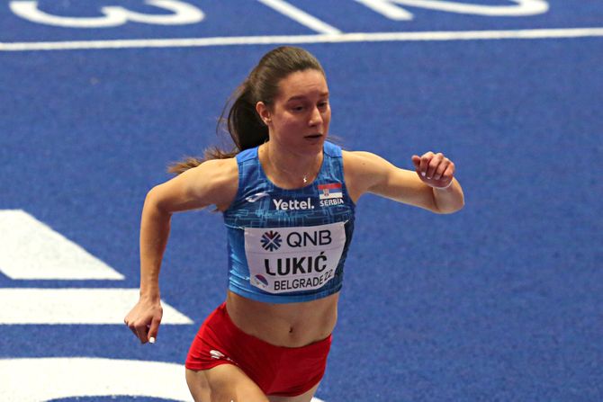 Srpska atletičarka, Anja Lukić, trka na 60 metara sa preponama.