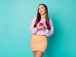 Devojka, moda, telefon, suknja, bluza