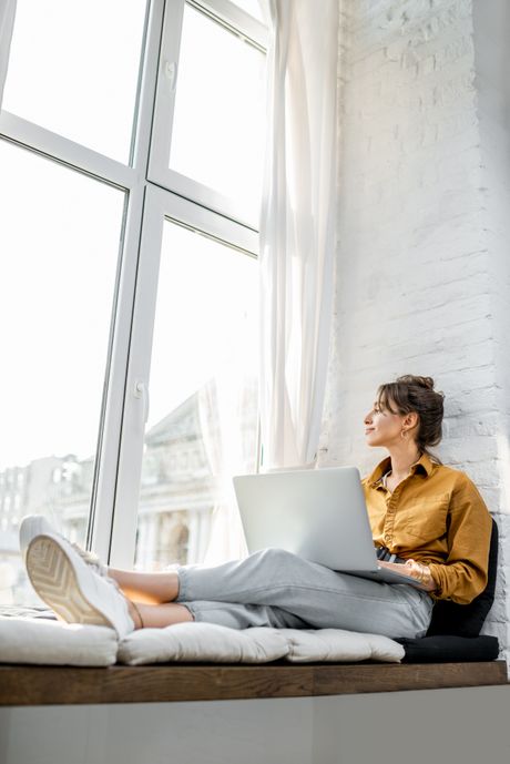 Devojka žena laptop rad od kuće online