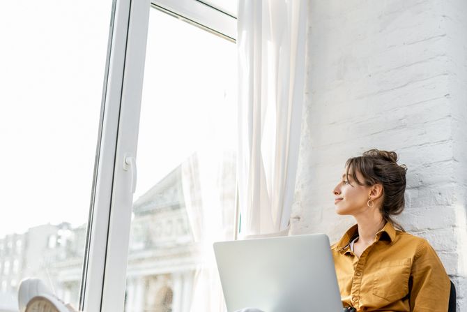 Devojka žena laptop rad od kuće online