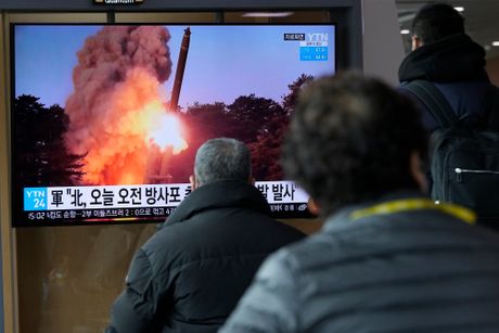 Južna Koreja ljudi gledaju, Severa Koreja ispalila rakete kratkog dometa