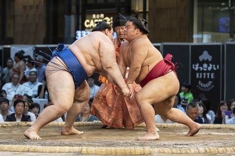 Bugarin sumo rvač Daniel Ivanov  Aoiyama Kosuke