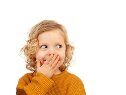 dete osmeh stidljiv decak