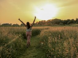 Proleće, cveće, horoskop, zodijak, astrologija, devojka, žena