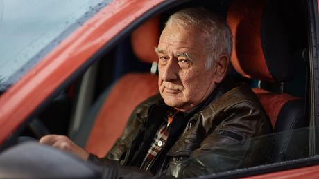 Starac penzioner vozi auto