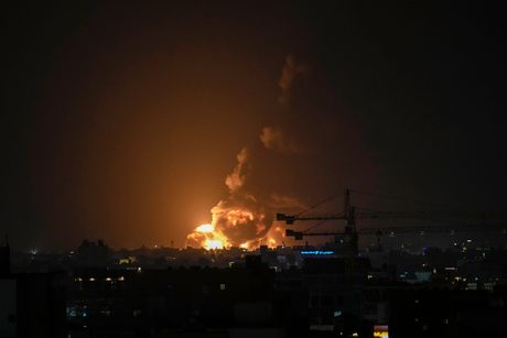Saudijska Arabija,  požar u jednom od dva skladišta goriva u luci na Crvenom moru, DŽedi, koju su gađali jemenski Huti,
