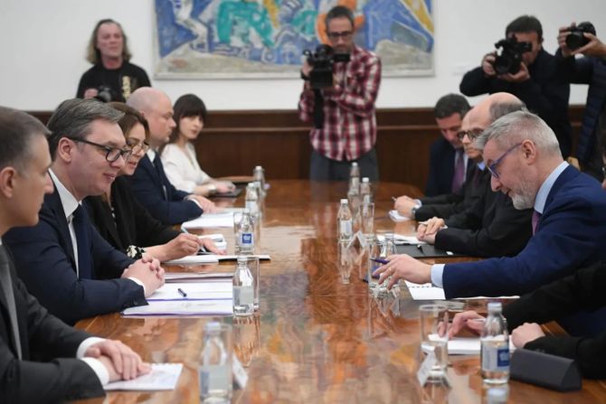 Vučić incontra il ministro della Difesa italiano