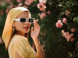 Devojka, žena, moda, naočare, žuta boja, majica, marama