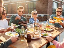 Ručak, prijatelji, druženje, hrana