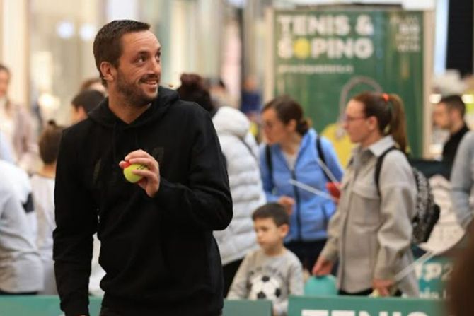 Viktor Troicki uči decu teniskim potezima pred Serbia Open Viktor Troicki uči decu teniskim potezima pred Serbia Open