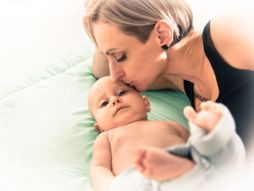 Starija mama, mama, beba, roditelj, dete