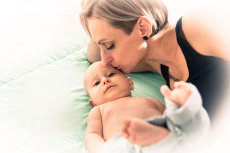 Starija mama, mama, beba, roditelj, dete Starija mama, mama, beba, roditelj, dete