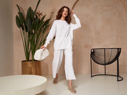 Devojka, moda, torba, bele pantalone, duks