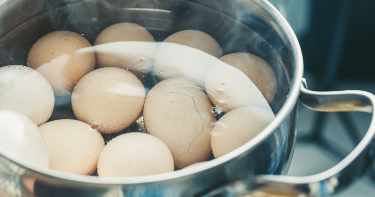 Jaja vam stalno pucaju dok se kuvaju? Jedan dodatak iz kuhinje rešava problem odmah