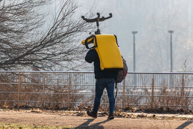 Čovek, stolica, ulica, nosi stolicu na ulici