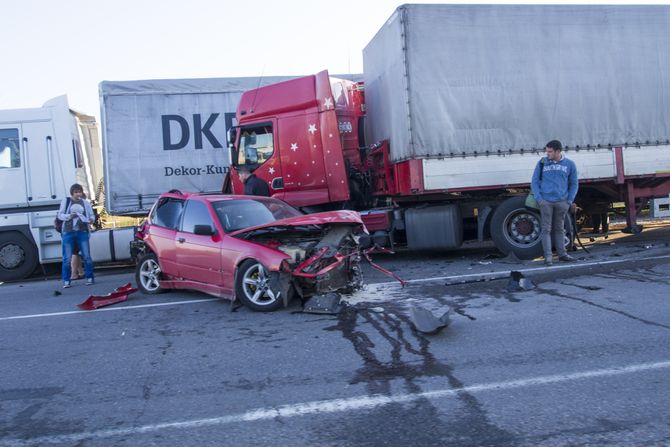 Kamion automobil sudar nesreća