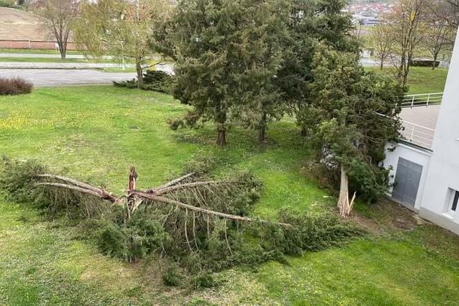 Olujni vetar odneo krov sa zgrade u krugu požeške bolnice