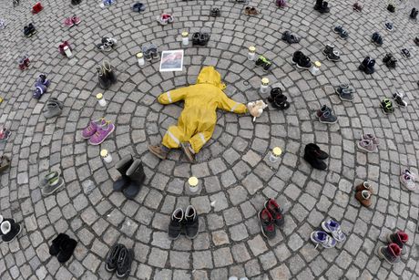 Helsinki, dečije cipelice za ubijenu djecu u Mariupolju